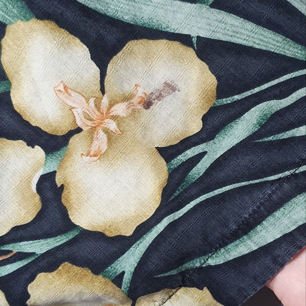 TOMMY BAHAMA 100% Silk Soft Button Up Shirt Black With Floral Pattern Men Size L - Picture 9 of 9